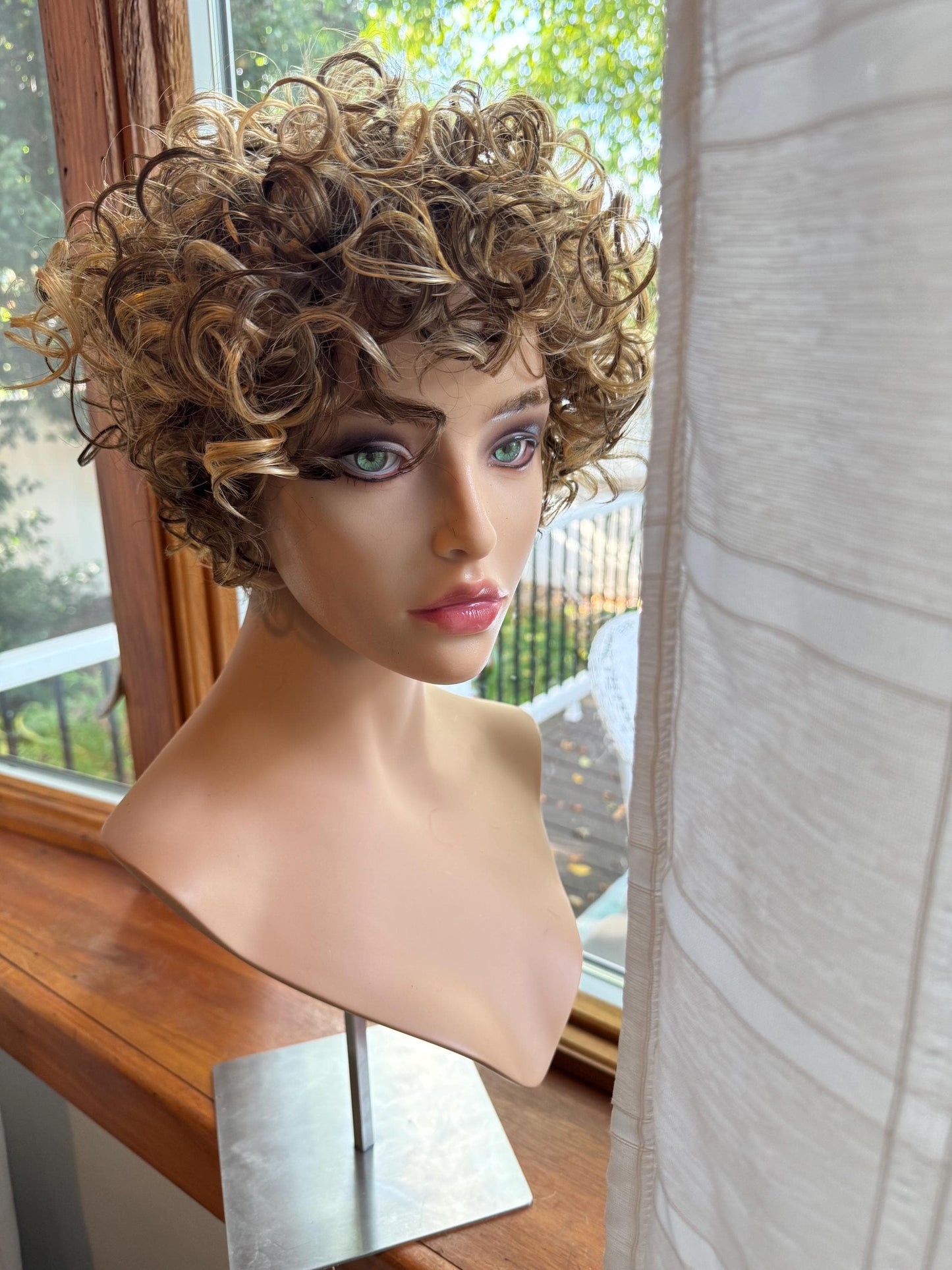 Instinct Classic Wedge Shape Short Spiral Blonde Honey Brown Stacked Curly Wig Medical Wig Fashion Wig