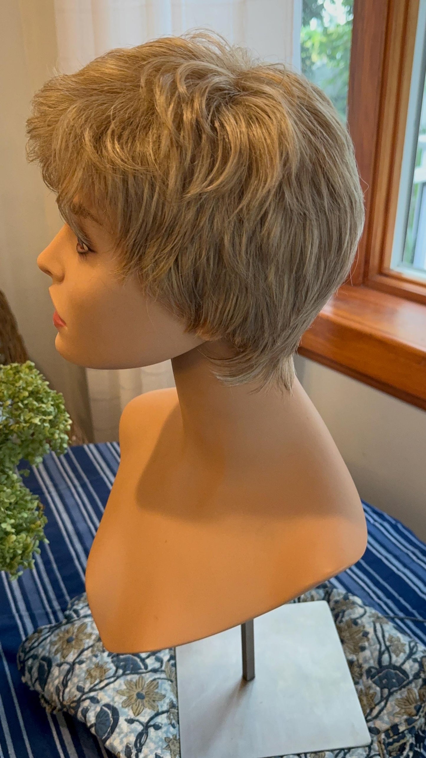 Farrow Short Wig Chic Wig Lots of Layers Medical Wig Fashion Wig Light Wig Highlighted Blonde Wig Chemotherapy Alopecia Pixie Cut Vibes