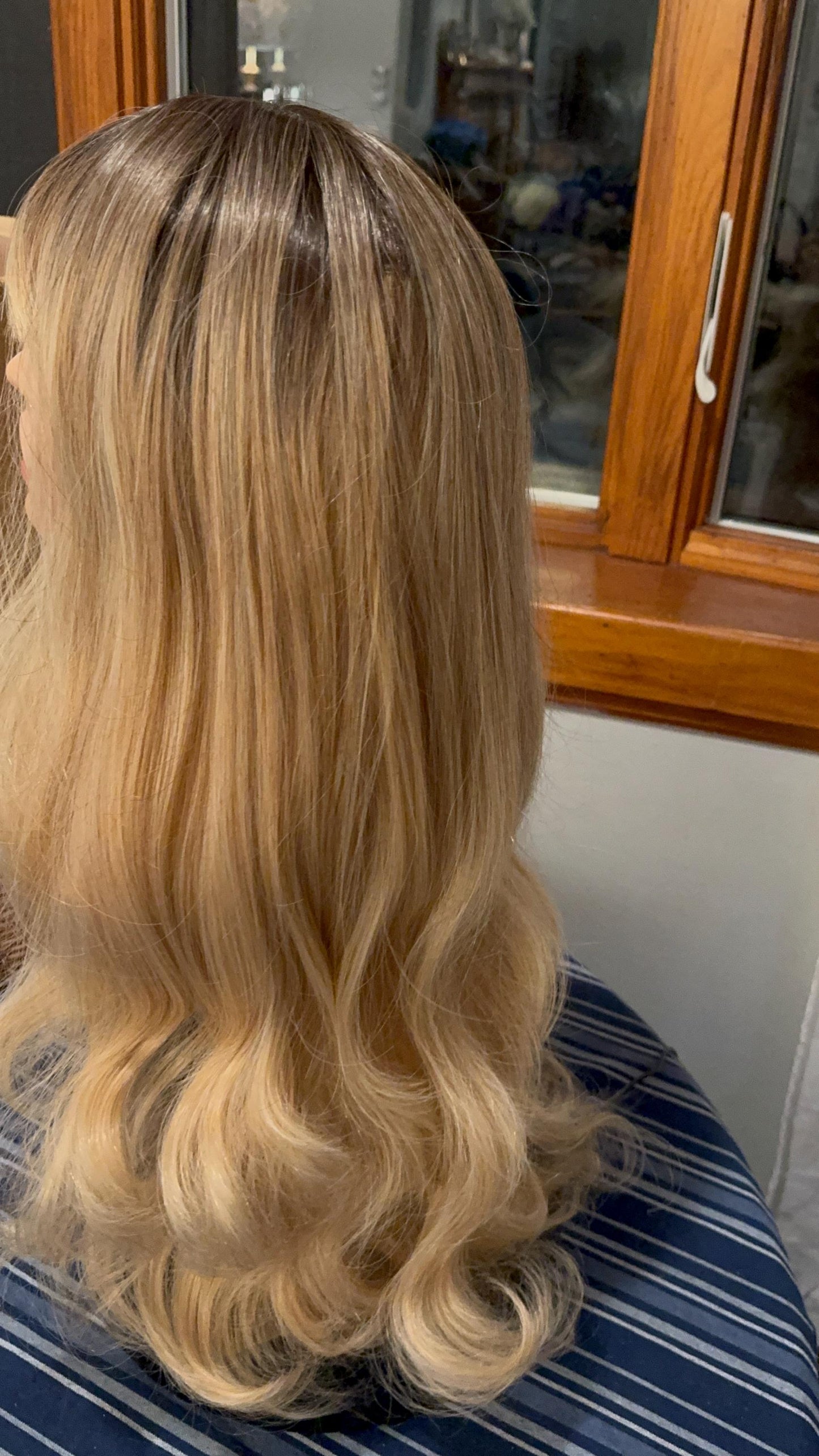 Sabrina Carpenter Blonde Wig Layered Wig Medium Warm Blonde Medium Density Wig Bangs Realistic Wig Parting