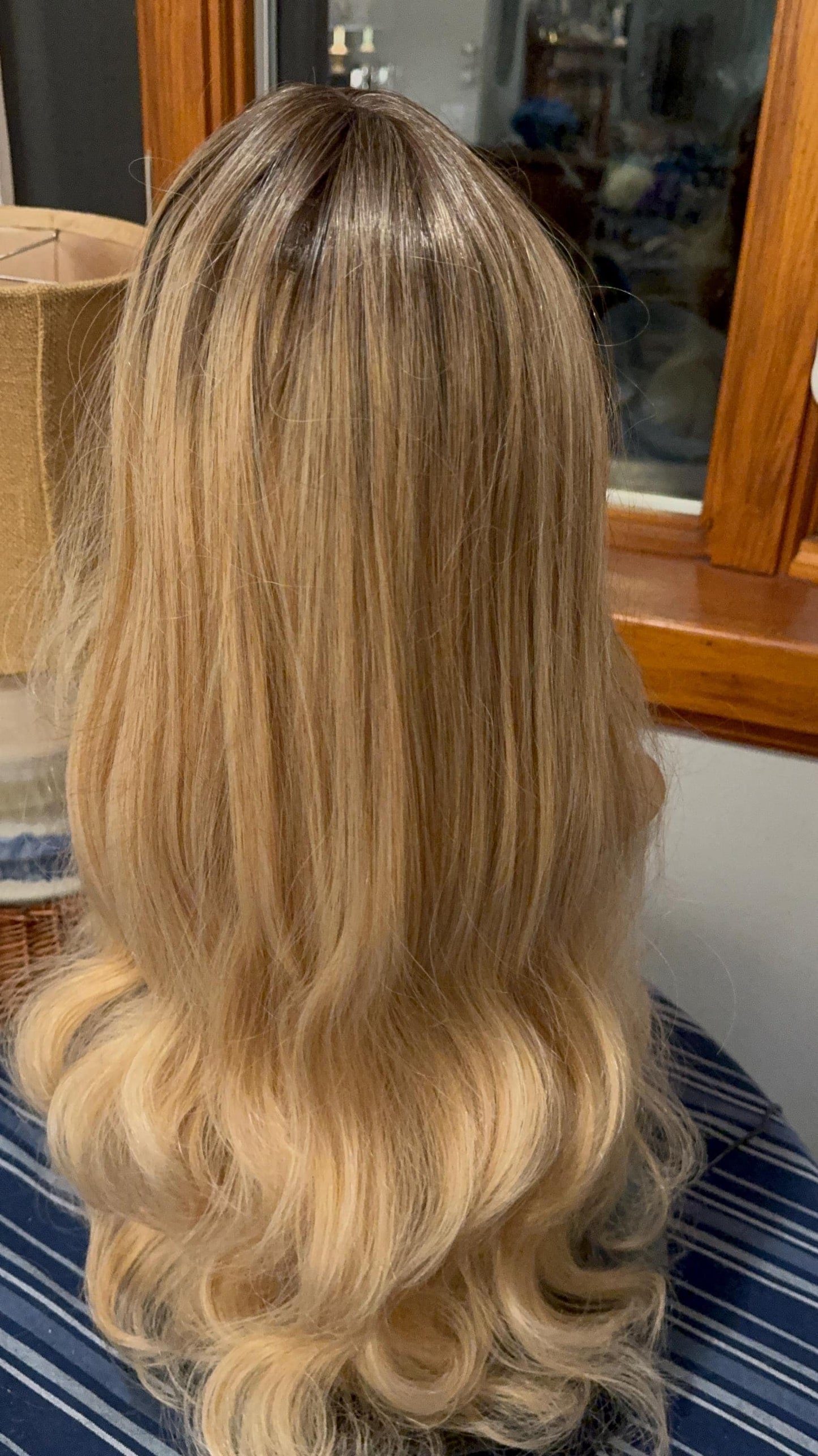 Sabrina Carpenter Blonde Wig Layered Wig Medium Warm Blonde Medium Density Wig Bangs Realistic Wig Parting