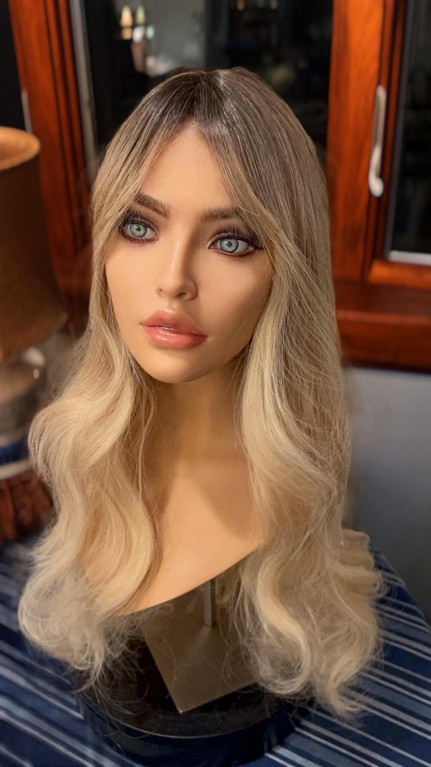 Sabrina Carpenter Blonde Wig Layered Wig Medium Warm Blonde Medium Density Wig Bangs Realistic Wig Parting