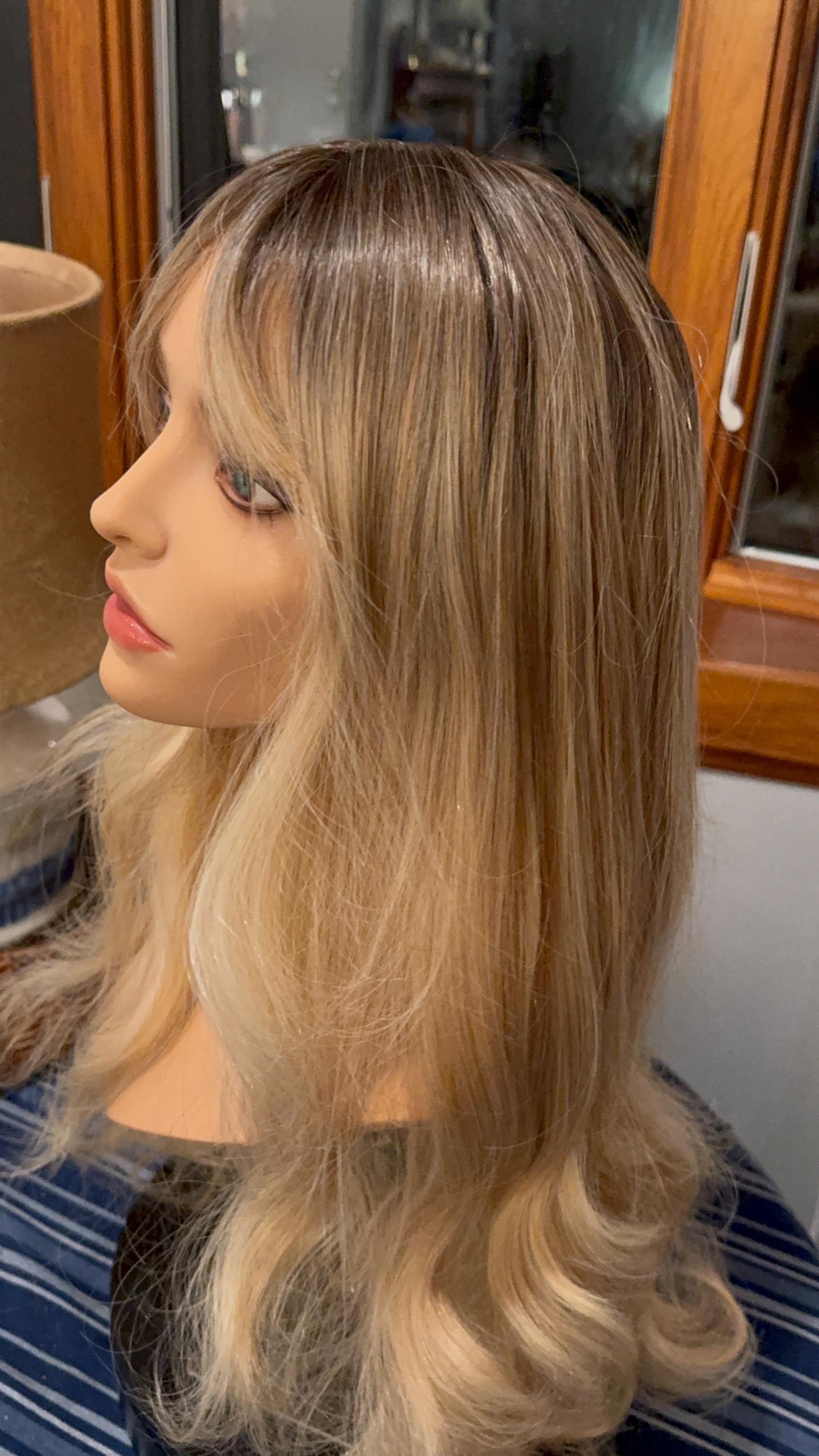 Sabrina Carpenter Blonde Wig Layered Wig Medium Warm Blonde Medium Density Wig Bangs Realistic Wig Parting