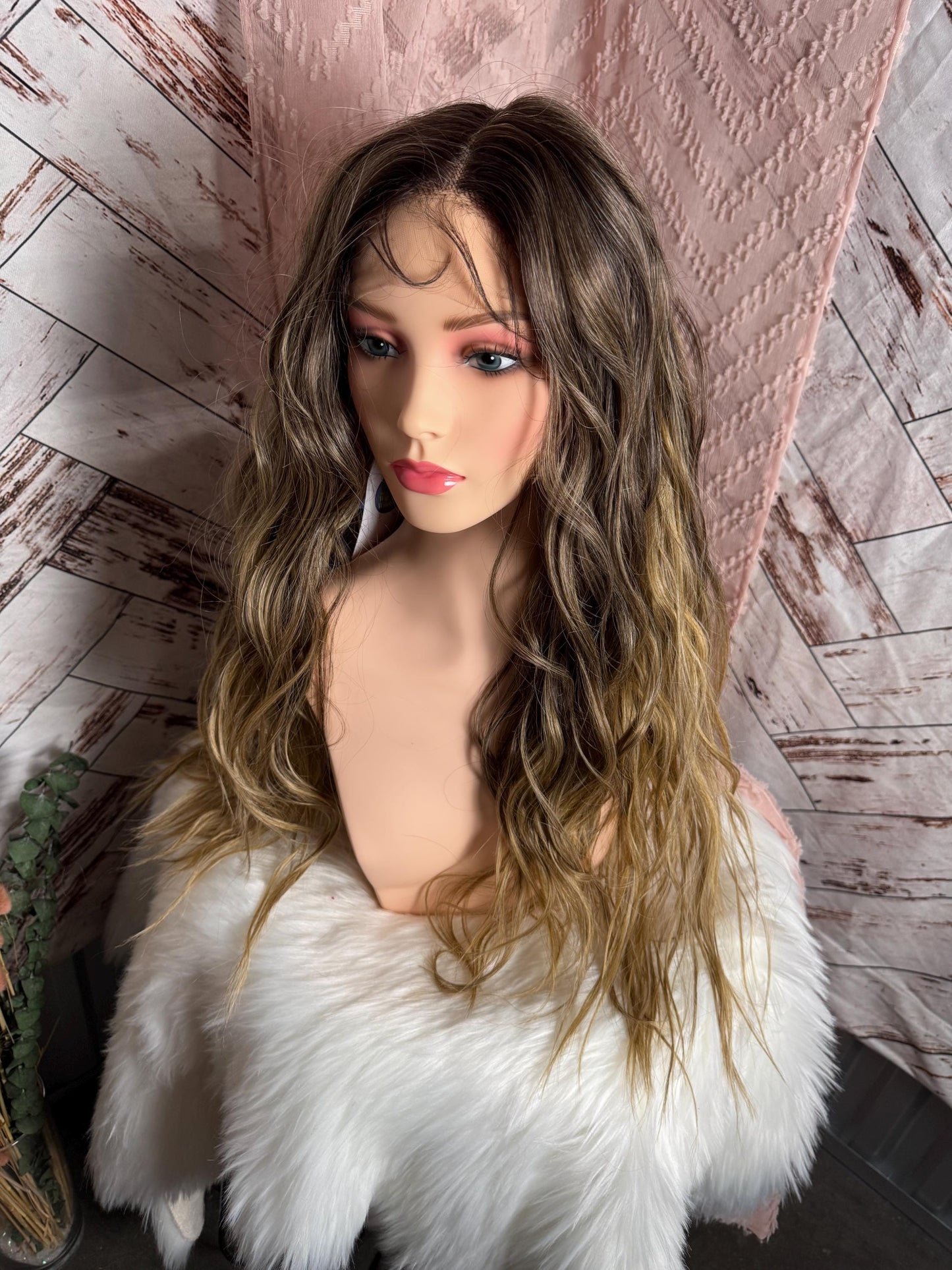 Lillian Light Brown Root Melt Beach Wave Warm Blonde Long HD Natural Wig Lace Front Highlighted Long Rooted Drag Wig Medical Wig