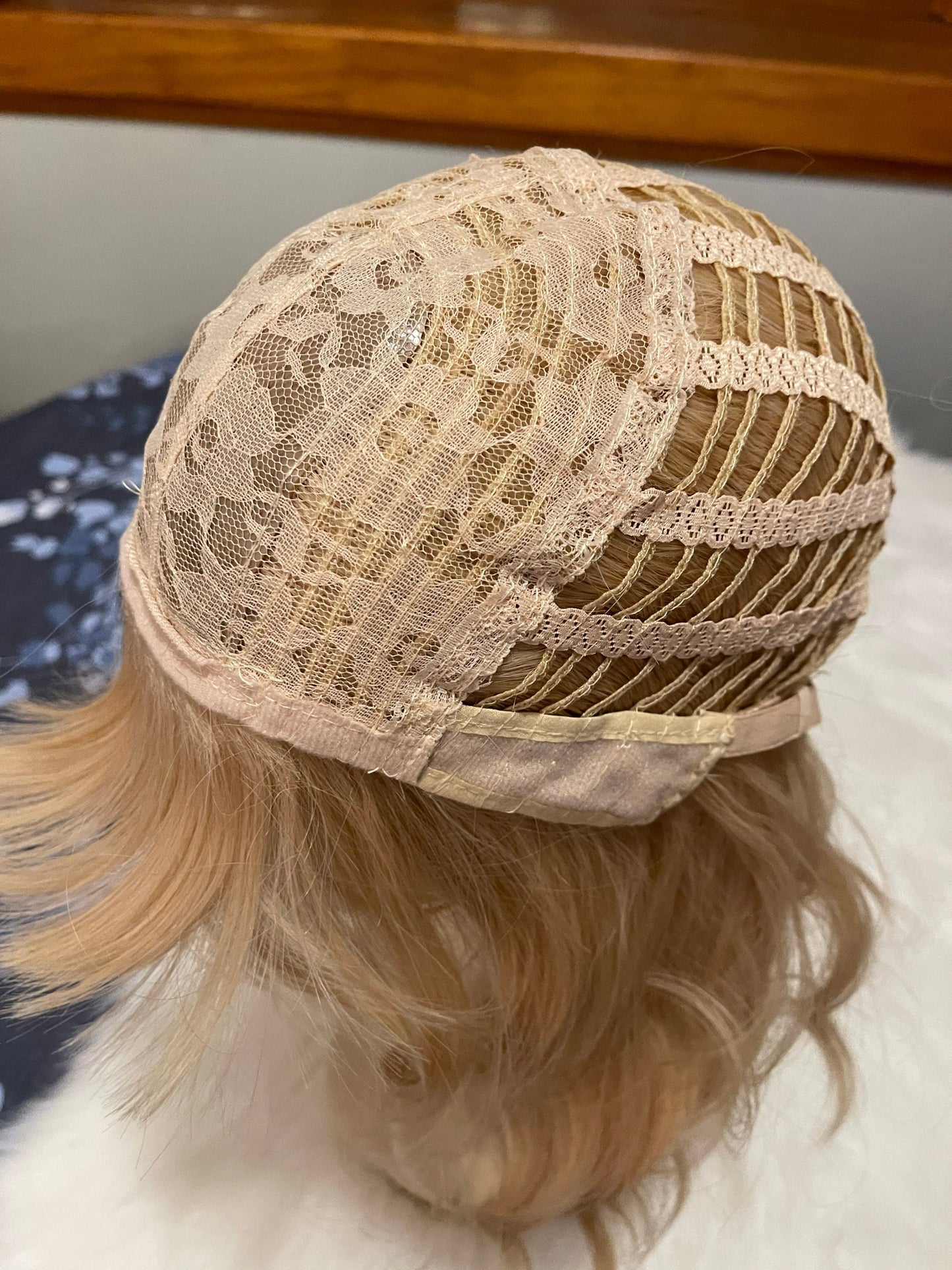 Cassiopeia Beach Wave Wig Short Apricot Blonde Wig With Bangs Warm Tones Realistic Parting Wig Chemo Alopecia Casual Comfy Wig