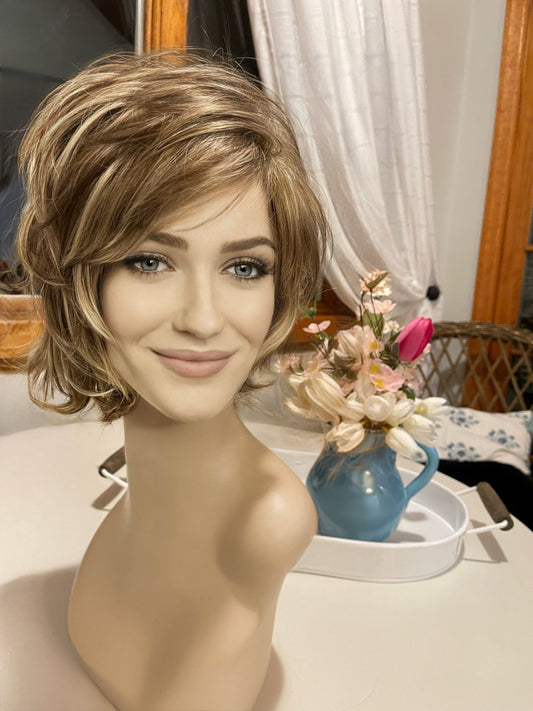 Brady Short Wig Chic Wig Lots of Layers Medical Wig Fashion Wig Wig Highlighted Brown and Blonde Chemotherapy Alopecia Lisa Rinna Vibes