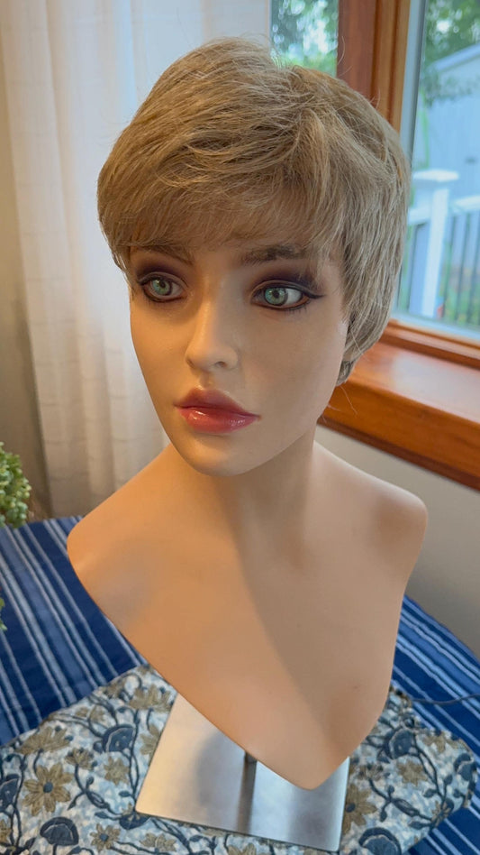 Farrow Short Wig Chic Wig Lots of Layers Medical Wig Fashion Wig Light Wig Highlighted Blonde Wig Chemotherapy Alopecia Pixie Cut Vibes