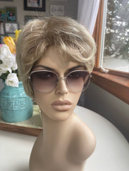 Sarah Short Wig Chic Wig Lots of Layers Medical Wig Fashion Wig Light Wig Highlighted Blonde Wig Chemotherapy Alopecia Pixie Cut Vibes